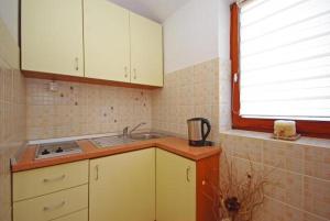 Apartment in Zaton (Zadar) with sea view, loggia, air conditioning, Wi-Fi (4810-4) 