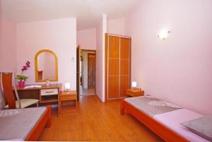 Apartment in Zaton (Zadar) with sea view, loggia, air conditioning, Wi-Fi (4810-4)