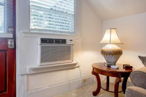 Alameda 3BR luxury Penthouse 2 blocks to downtown 3 blocks to the beach AC and 2 free parking spaces