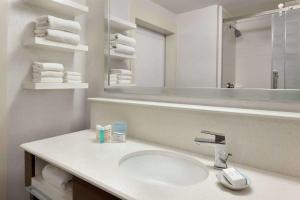 Executive King Room with Shower-non Smoking room in Hampton Inn Denville-Rockaway-Parsippany
