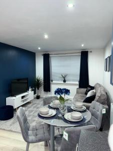 Modern 2 Bed Apartment - Blue Madison