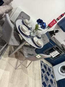 Modern 2 Bed Apartment - Blue Madison