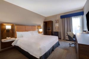 King Room with Accessible Tub - Mobility and Hearing Access/Non-Smoking room in Hampton Inn Hot Springs