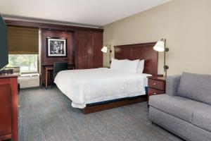 Deluxe King Room with Sofa Bed - Non-Smoking room in Hampton Inn Indianapolis-South