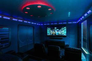 Pixar Paradise Pool & Spa Sleeps 20 Near Disney