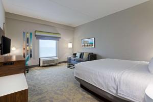 Non-Smoking Deluxe Room room in Hampton Inn Jacksonville-I-295 East/Baymeadows