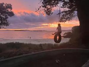 Blue Lagoon Beach House - Absolute Beachfront! - Primrose Sands