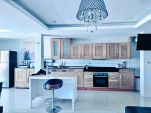 4 bedrooms & bathroom for up to 12 guests 7kms to Patong beach at The Fairways golf villas