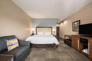 King Room with Sofa Bed room in Hampton Inn & Suites - Lavonia GA