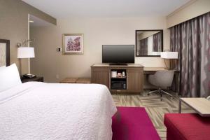 King Room - Non-Smoking room in Hampton Inn by Hilton Hattiesburg