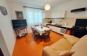 Family friendly seaside apartments Barbat, Rab - 22360 