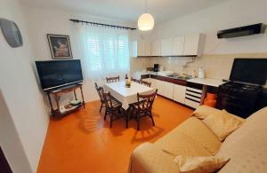 Family friendly seaside apartments Barbat, Rab - 22360