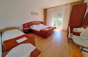 Family friendly seaside apartments Barbat, Rab - 22360 