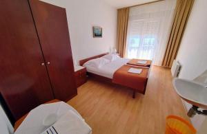 Family friendly seaside apartments Barbat, Rab - 22360 
