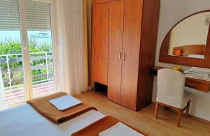 Family friendly seaside apartments Barbat, Rab - 22360