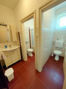 Family friendly seaside apartments Barbat, Rab - 22360