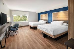 Queen Room with Two Queen Beds - Mobility Access room in Tru By Hilton Ft Lauderdale Airport