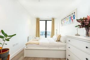 Modern New 2BR wViews & Balcony in Wandsworth