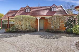 Cedar Cottage - Unit 3 Tudor Village