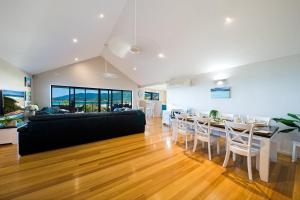 Nautilus on Nara - Spacious Airlie Beach Holiday Home with Ocean Views