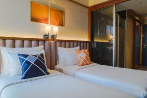 Twin Room with Urban View room in Trio Suites