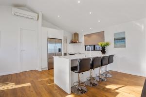 Waterfront Oasis - Omokoroa Holiday Home