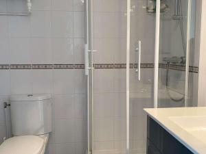 Beau T1 climatisé avec balcon et garage proche Thermes - FR-1-553-244