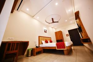 Hotel Rays Inn and Pegs Family Restaurant