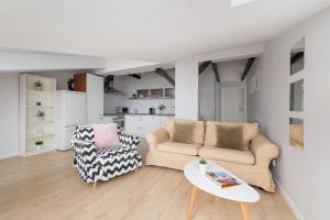 Apartment with 2 Bedrooms and Desks in the Center of Cracow by Renters