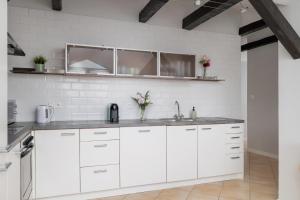 Apartment with 2 Bedrooms and Desks in the Center of Cracow by Renters