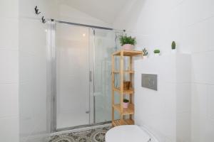 Apartment with 2 Bedrooms and Desks in the Center of Cracow by Renters