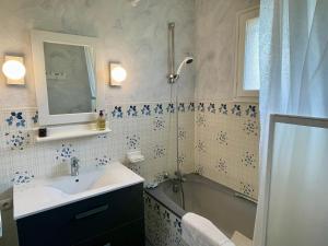 Holiday house with garden and terrace close to the ocean in Lacanau-Ocean