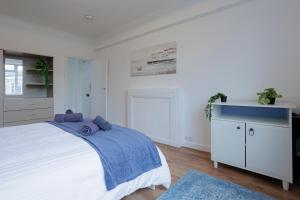 2 Bedroom Apartment By Arhouse Apartments Short Lets & Serviced Accommodation Highbury With Free WiFi
