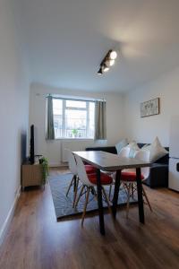 2 Bedroom Apartment By Arhouse Apartments Short Lets & Serviced Accommodation Highbury With Free WiFi