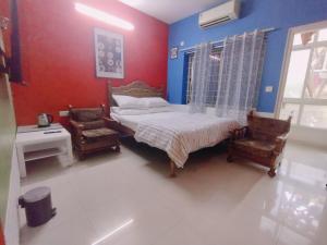 Amazistay offers Luxury room with private bathroom, balcony & 55 inch TV & shared Jacuzzi paid access, Book Lover, near Ramaiah College Hospital