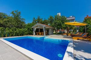 Besondere Villa mit Pool, 350 Meter zum Strand