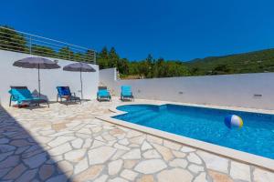 Strandnahes Apartment mit Pool, Whirlpool