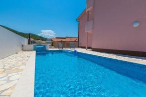 Strandnahes Apartment mit Pool, Whirlpool