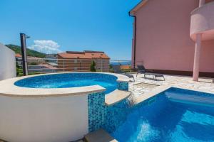 Strandnahes Apartment mit Pool, Whirlpool