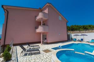 Strandnahes Apartment mit Pool, Whirlpool