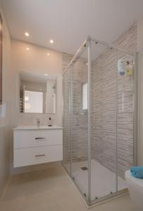 Privatunterkunft mit großer Poolanlage, Meerblick