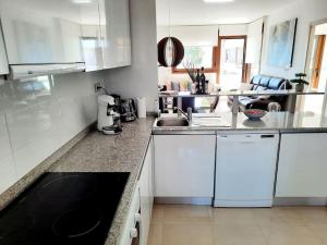 Privatunterkunft mit großer Poolanlage, Meerblick