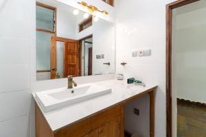 Lafayette One Bedroom Apartment, with Beach Access, Malindi