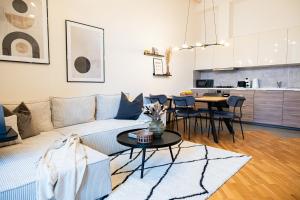 Rentero Cozy Industrial 8min Dancing House Apartment, Prague