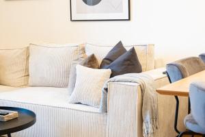 Rentero Cozy Industrial 8min Dancing House Apartment, Prague