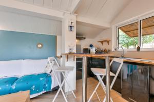 Chalets 2km des plages- Bassin d'Arcachon- Cocon pour 2 : photos des chambres