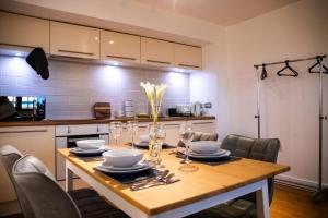 Close To Leeds City, Spacious, Sleeps 4,