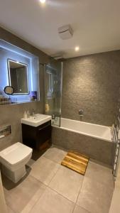 London Luxe: Stylish Studio