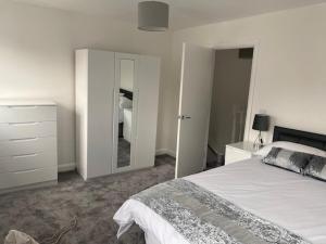 Home Sleeps5-Netflix-Parkg-Near City center Etihad