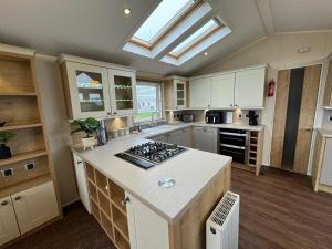 Golden Anchor - The Vogue - Coastal Caravan Breaks